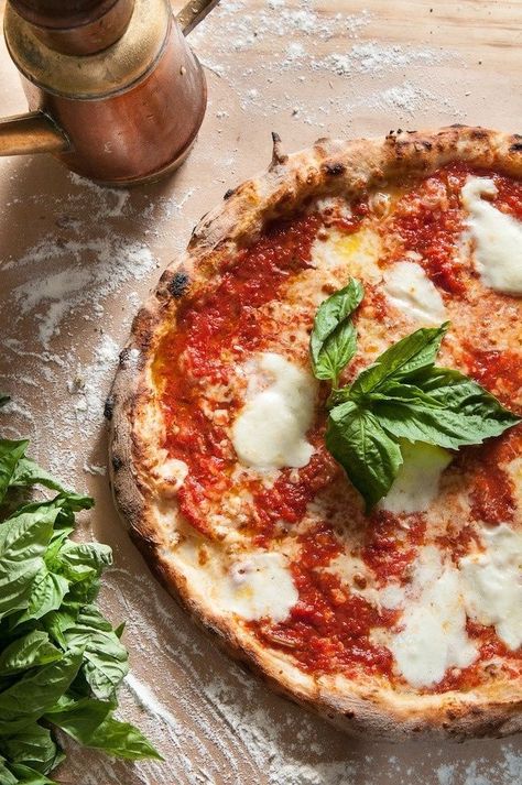 Citytrips Napels - Stel zelf samen & ontdek een andere wereld! Pizza Gourmet, Pizza Margherita, Grilled Pizza, Margherita Pizza, Italian Pizza, Delicious Pizza, Serious Eats, Barbecue Recipes, A Pizza