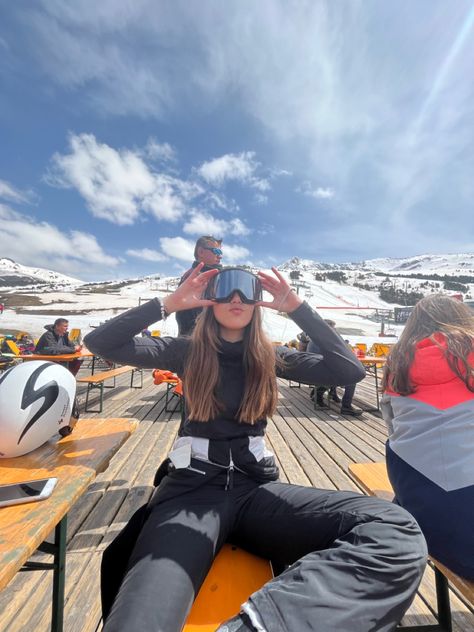 #marianaalucco #napapjiri #baqueira #ski #skitrip #slopes #food #spain #europeselfie #bestie #skiingwfriends Fun Ski Pictures, Ski Friends Pictures, Ski Instagram Pictures, Ski Photoshoot, Ski Photo Ideas, Ski Pictures Ideas, Utah Ski Trip, Andorra Ski, Photo Ski