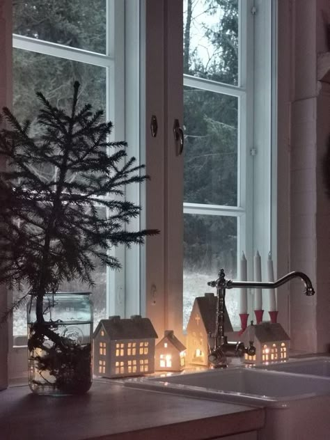 Christmas Kitchen Window, Kitchen Window Ledge, Scandi Xmas, Kitchen Window Decor, Winter Window, Christmas Village Houses, Minimal Christmas, Wonder Land, Kitchen Christmas