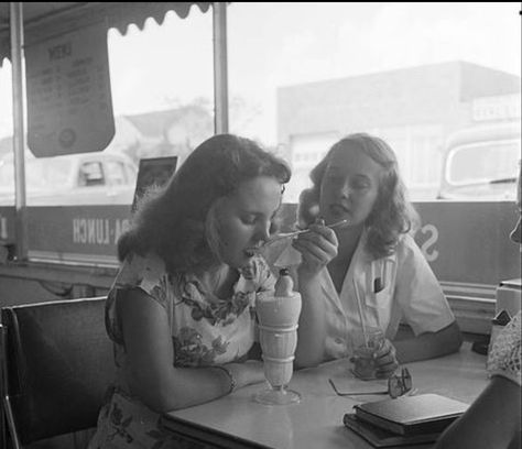 40s Aesthetic, 1940s Aesthetic, Nina Leen, 1950s Aesthetic, Diner Aesthetic, 50s Aesthetic, Vintage Diner, Vintage Americana, Vintage Life