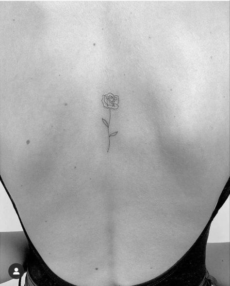 Rose Back Tattoo, Flower Back Tattoo, Back Tattoo For Women, Rose Tattoo Placement, Rose Minimalist, Rose Tattoo On Back, Tatoo Dog, Rose Tattoos For Women, Small Rose Tattoo