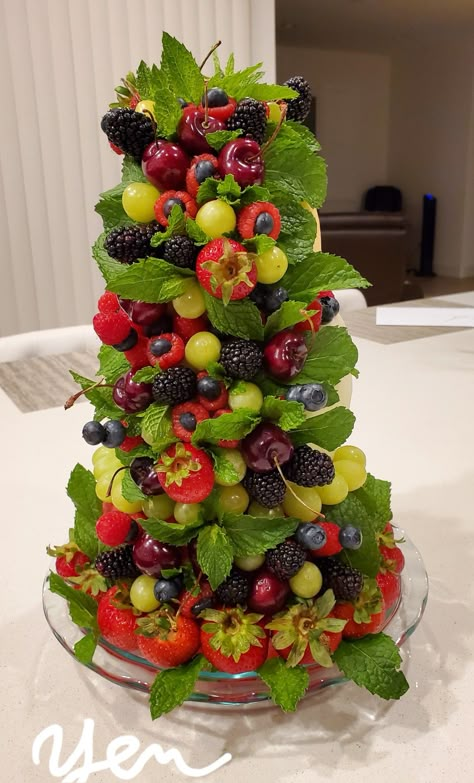 Fruit Decoration Ideas For Party, Fruit Tower Ideas, Christmas Dessert Display, Christmas Tree Fruit, Watermelon Cakes, Fruit Tower, Classic Holiday Desserts, Fruit Sculpture, Store Grand Opening