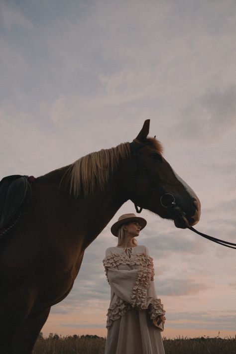 Horse Photoshoot Aesthetic, Vogue Horse Photoshoot, English Horse Photoshoot, Photoshoot Horse Ideas, Editorial Horse Photoshoot, Cowgirl And Horse Photography, Horse Photoshoot Ideas Outfit, Photo With Horse Ideas, Winter Horse Photoshoot