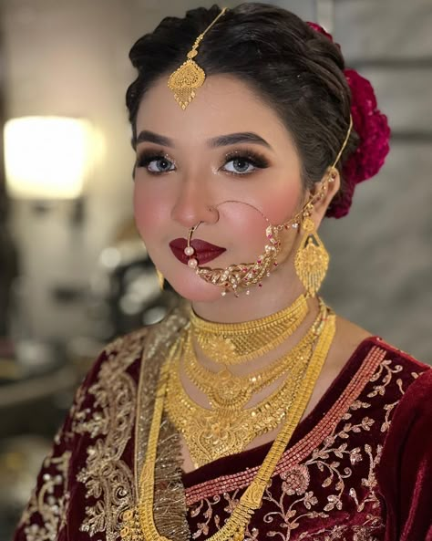 Instagram post by Simran Parveen | Makeup Artist • Apr 9, 2022 at 2:18pm UTC Gold Jewellery Bride Look, Pakistani Nath Bridal, Muslim Makeup Looks, Gold Jewels Design Bridal, Barat Ideas, Nath Design, Nath Bridal, Bridal Ornaments, Gold Jewelry Design