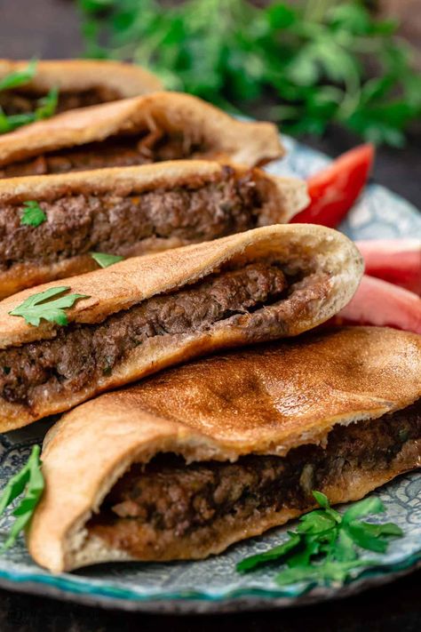 Egyptian Recipes, Sommer Mad, Homemade Pita Bread, East Recipes, Middle East Food, Pita Sandwiches, Middle East Recipes, The Mediterranean Dish, Middle Eastern Cuisine