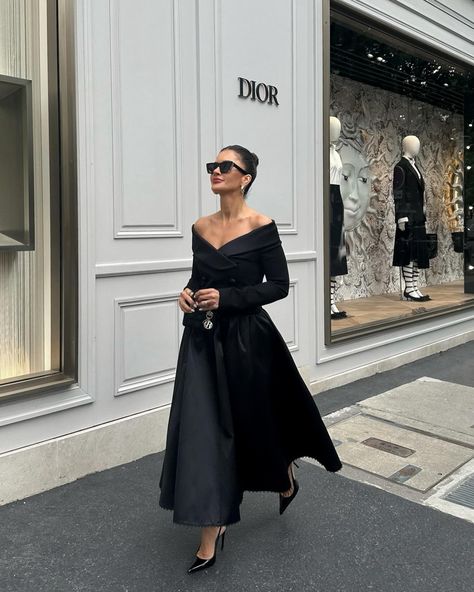 Füsun Lindner | 30 Avenue Montaigne, the heart of Dior… with a little sprinkle of classic Hollywood glam! ✨ @dior | Instagram Classy Black Dresses, Elegant Classy Dresses, Elegant Dresses Classy Chic, Elegant Outfit Party, Hollywood Glam Dress, Black And White Cocktail Dresses, Black Dress Elegant, Party Dress Night, Dior Dresses