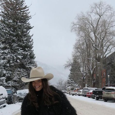 Cowgirl Winter Photoshoot, Cowgirl Snow Photoshoot, Western Chic Outfits Winter, Winter Western Aesthetic, Winter Cowgirl Aesthetic, Aspen Colorado Outfits, Cold Weather Cowgirl Outfits, Country Winter Aesthetic, Feminine Era Aesthetic