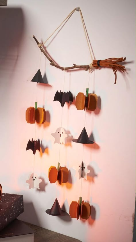 Diy Hanging Halloween Decor, Halloween Decorations Handmade, Simple Halloween Decorations Indoor, Halloween Simple Decorations, Halloween Hanging Decor, Hellowin Decoration, Halloween Decorating Ideas For The Home, Ideas Para Halloween Decoration, Halloween Decorations Videos