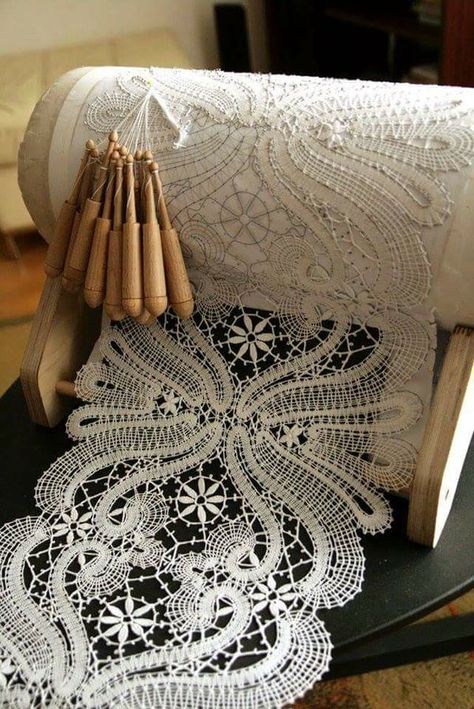 Bobbin Lace Tutorial, Col Crochet, Bobbin Lacemaking, Lace Inspiration, Lace Pillow, Bobbin Lace Patterns, Lace Crafts, Blog Art, Thread Art