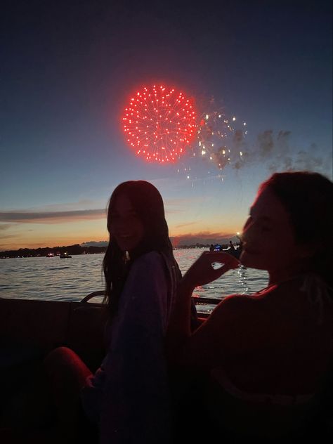 4th Of July Night Pictures, Firework Pictures Friends, Canada Day Aesthetic, 4th Of July Insta Pics, Fourth Of July Picture Ideas, Fourth Of July Pictures With Friends, 4th Of July Pictures With Friends, 4th Of July Instagram Pictures, 4th Of July Picture Ideas