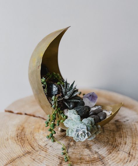 Moon Centerpieces Wedding, Wedding Centerpieces Celestial, Crystal Wedding Decorations Centerpieces, Witch Wedding Centerpieces, Wedding Decor Crystals, Crystals And Succulents, Celestial Floral Wedding, Celestial Garden Wedding, Fantasy Centerpieces