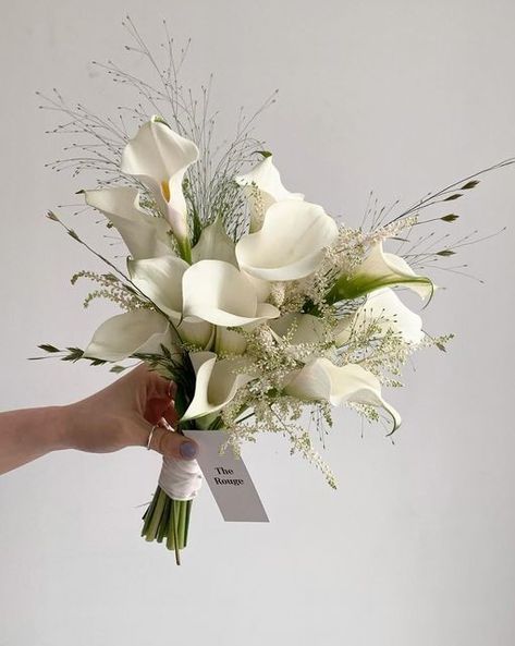 Lilly Bouquet Wedding, Modern Bridal Bouquets, Bouquet Styles, Elegant Wedding Bouquets, Simple Wedding Bouquets, Luxury Flower Bouquets, Orchid Bouquet, Wedding Bouquets Bride, Dream Wedding Decorations