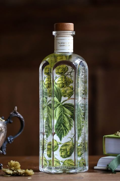 Tamworth Garden Wild Hops Gin / 49+ of the Most Beautiful Gin Bottles in the World - I Love Gin Gin Tonic Recetas, Gin Branding, Ideas For Earrings, Gin Packaging, Garden Wild, Mezcal Cocktails, Gin O Clock, Gin Brands, Business Packaging Ideas