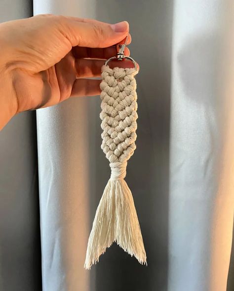 Learn how to make this easy macrame mermaid tail keychain in this step by step DIY tutorial (with video)! Makes a perfect DIY gift or boho chic purse decoration. You only need three knots: the diagonal double half hitch, larks head, and wrapping knot. | macrame tutorials | DIY keychain | mermaid crafts | easy macrame | YouTube tutorial Macrame Mermaid Tail, Easy Macrame Keychain, Mermaid Tail Keychain, Tail Keychain, Pola Macrame, Art Macramé, Tutorial Macramé, Free Macrame Patterns, Easy Macrame