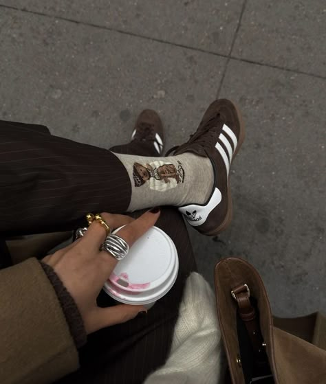 Shoes Brown Aesthetic, Autumn Shoes Aesthetic, Shoes Pics Aesthetic, Shoe Pics Aesthetic, Espresso Aesthetic, Mocha Girls, Look Adidas, Dr Shoes, Fall Inspo