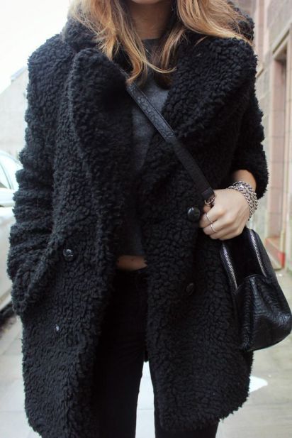 This all black teddy coat outfit idea is so cute! Black Fluffy Coat Outfit, Black Teddy Coat Outfit, Black Fluffy Coat, Black Teddy Bear Coat, Black Teddy Jacket, Black Teddy Coat, Teddy Coat Outfit, Black Shearling Coat, Mantel Outfit