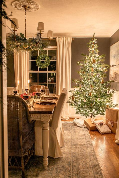 Houses Christmas, Party 2023, Christmas Dining Room, Christmas Pics, Dinner Room, Christmas Decor Inspiration, Historic Houses, Seasonal Decorations, Christmas Dining