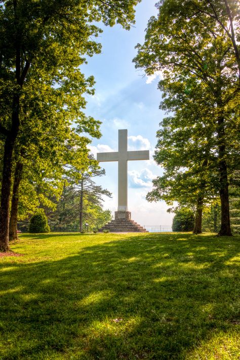 Jesus Cross Aesthetic, Cross Pictures Beautiful, Aesthetic Cross, Cross Images, Light Shines In The Darkness, Cross Background, Jesus Aesthetic, Christian Photography, Memorial Cross