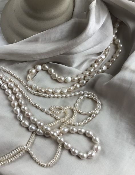 Pearls Aesthetic Photography, Perle Aesthetic, Pearly Aesthetic, Cho Chang Aesthetic, Rebecca Aesthetic, Pearls Aesthetic, Pearl Aesthetic, Real Pearl Jewellery, Cho Chang