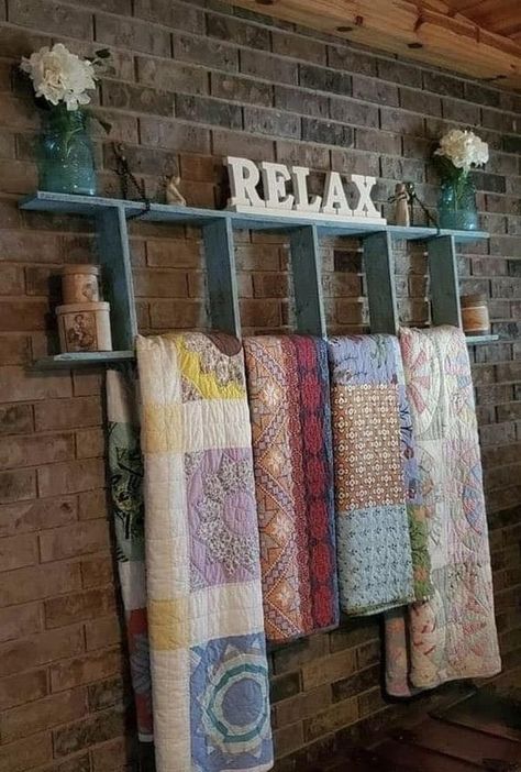 Mason Jar Wall Decor Diy, Diy Quilt Display Ideas, Quilt On Wall Decor, Mini Ladder Decor Ideas, Blanket Display Ideas, Mini Ladder Decor, Quilt Display Racks, Blanket Ladder Decor, Country Deco