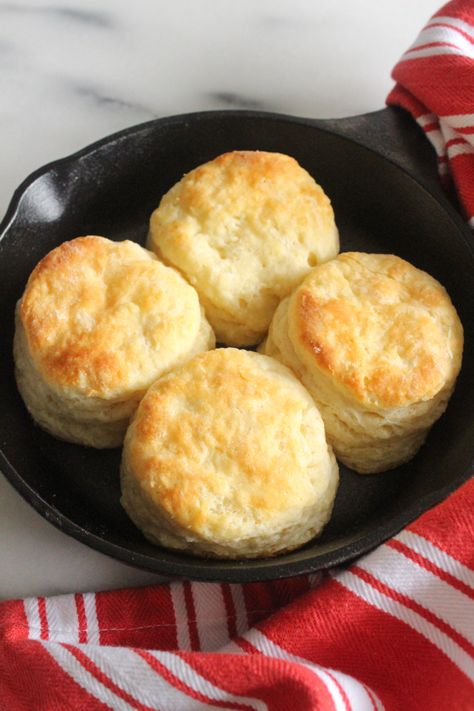 Gravy Biscuits, Buttermilk Biscuits Easy, Easy Biscuit, Homemade Biscuits Recipe, Easy Biscuit Recipe, Pasta Per Pizza, Buttermilk Biscuits Recipe, Small Batch Baking, Fluffy Biscuits