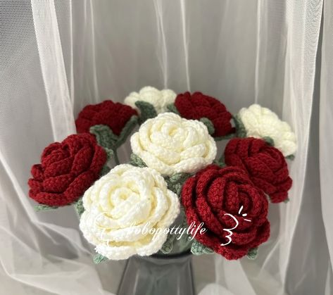 White Rose Flower Bouquet, Art Au Crochet, Bouquet Crochet, Rose Flower Bouquet, Bandeau Au Crochet, Flower Boquet, Crochet Garden, White Rose Flower, Crochet Fairy