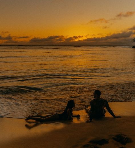 Hawaii Aesthetic Beach, Couple Hawaii, Pre Wedding Praia, Hawaii Photoshoot, River Aesthetic, Candid Poses, Hawaii Sunset, Hawaii Aesthetic, Couple Silhouette