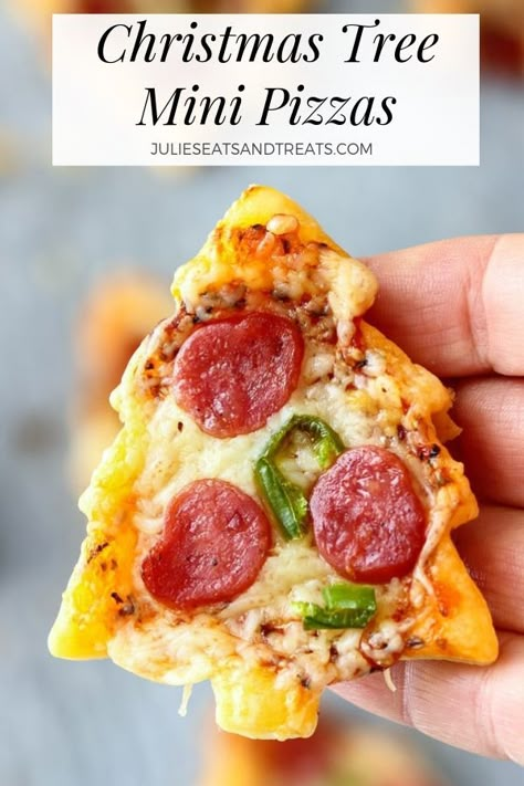 Christmas Tree Mini Pizza ~ This is the perfect Holiday Small Bite Party Appetizer. Ready in 30 minutes these mini pizzas are definitely crowd-pleasers! Party Appetizers Easy Crowd Pleasers, Appetizer Christmas, Holiday Party Appetizers, Christmas Appetizers Easy, Appetizers For Kids, Christmas Lesson, Christmas Recipes Appetizers, Christmas Food Ideas, Mini Pizzas