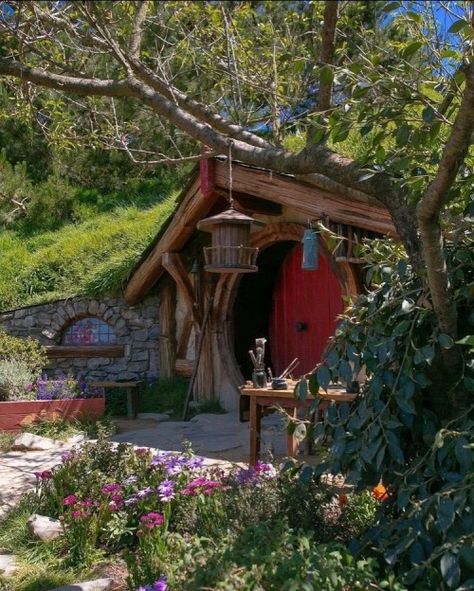 Acreage Ideas, Hobbit Homes, Hobbit Holes, Root Cellars, Witches Cottage, Casa Hobbit, Earth Sheltered Homes, Bush Craft, Earth Sheltered