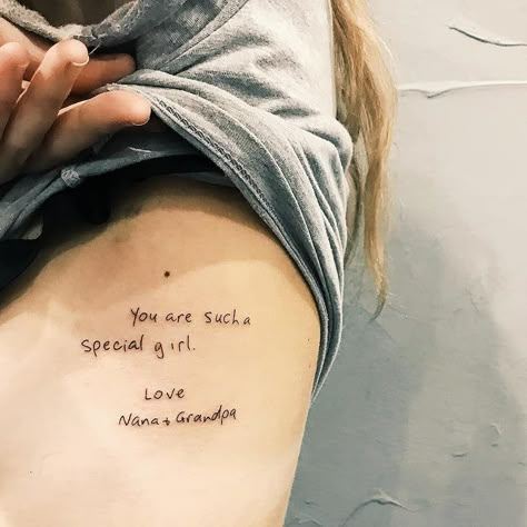 Fine Line Tattoos on Instagram: “Grandparents hand writing ✍👥 We get allot of requests asking for signatures or letters to be tattooed... yes we can do them! This one by…” Tattoos Grandparents, Grandparents Tattoo, Grandma Tattoos, Handwriting Tattoos, Writing Tattoos, Hand Poked Tattoo, Pin Up Tattoos, Shoulder Tattoos For Women, Shoulder Tattoos