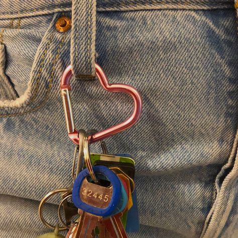 Cool Keyrings, Aesthetic Carabiner, Carabiner Aesthetic, Carabiner Outfit, Carabiner Keychain Aesthetic, Keyring Aesthetic, Car Keys Aesthetic, Keychains Aesthetic, Heart Carabiner