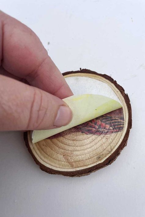 Log Rounds Projects Tree Slices, Projects With Wood Slices, Christmas Scene Craft, How To Make Wood Slice Ornaments, Wood Slice Ideas Diy, Pictures On Wood Slices, Tree Twigs Decor Diy Ideas, What To Make With Wood Slices, Cedar Rounds Ideas Wood Slices