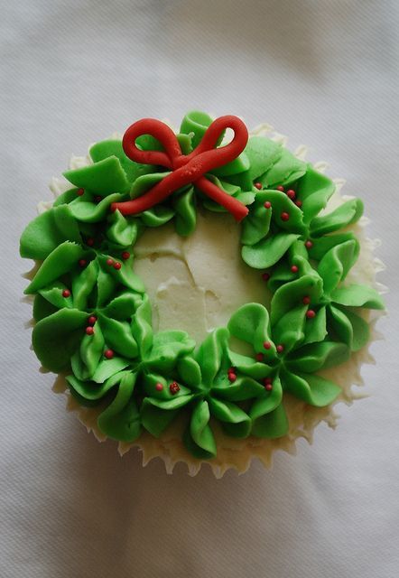 Christmas Wreath Cupcake | www.thereforthebaking.com | Flickr Donat Glaze, Jul Kaka, Frost Cupcakes, Holiday Cupcakes, Cupcakes Decorados, Christmas Foods, Cupcake Frosting, God Mat, Christmas Sweets