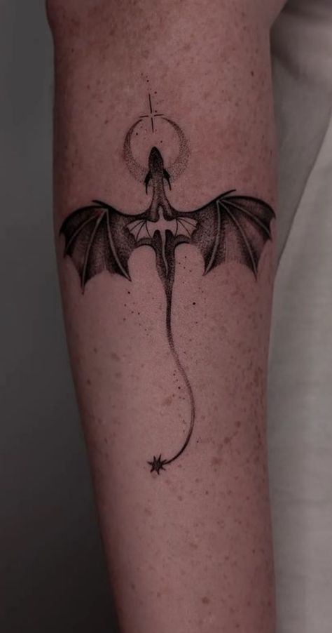 Book Inspired Tattoos, Alas Tattoo, Bookish Tattoos, Dragon Tattoo For Women, Flame Tattoos, Fantasy Tattoos, Geniale Tattoos, Fourth Wing, Discreet Tattoos