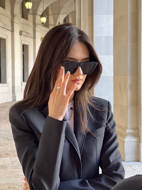 Black blazer, fitted with black sunglasses, fashion Inspo Black Dress With Sunglasses, Models With Sunglasses, Girl With Sunglasses Aesthetic, Black Glasses Girl, Pose With Sunglasses, Photo With Sunglasses, Model With Sunglasses, Independent Aesthetic, Sunglasses Pose