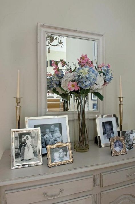 - Picture Frame Arrangements, Displaying Family Pictures, Frame Arrangement, Picture Frame Table, Picture Table, Family Picture Frames, Display Family Photos, Ideas Hogar, Dresser Decor