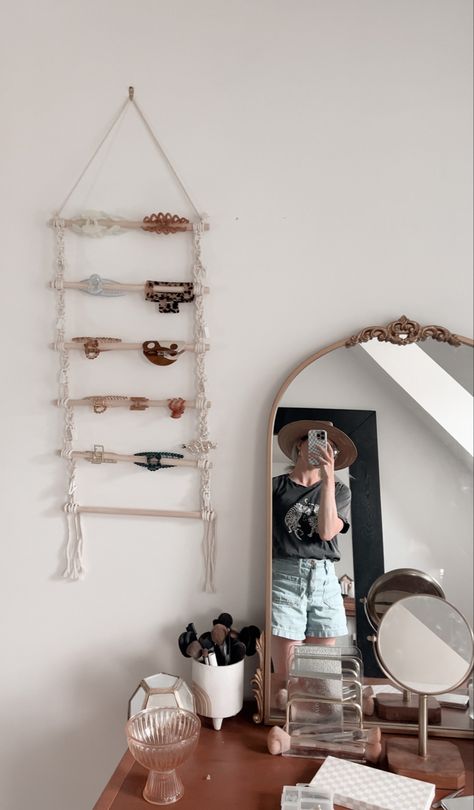 Diy Wall Necklace Holder, Bedroom Ideas Macrame, Hairclip Storage Ideas, Hair Claw Display Ideas, Claw Clip Hanger, Hair Claw Organization, Clip Organizer Storage Ideas, Ways To Store Claw Clips, Cute Way To Store Claw Clips