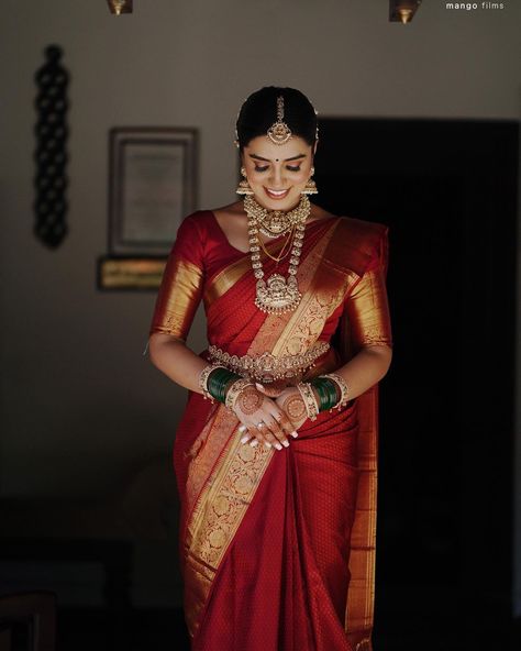 Red Saree Wedding, South Indian Wedding Saree, South Indian Bride Saree, Engagement Saree, Indian Engagement, Bridal Sarees South Indian, Indian Bridal Sarees, Indian Bride Outfits, Hindu Bride