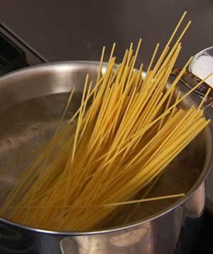 How to Cook Pasta | Does it seem as if your pasta always comes out too sticky, too hard, too mushy? Let this video be your guide to cooking pasta perfectly. Salt Block Cooking, Cheesy Pasta Recipes, Spaghetti Recipes Easy, Food Basics, Cooking Spaghetti, Easy Spaghetti, Basic Cooking, Kitchen Basics, Carbonara Recipe