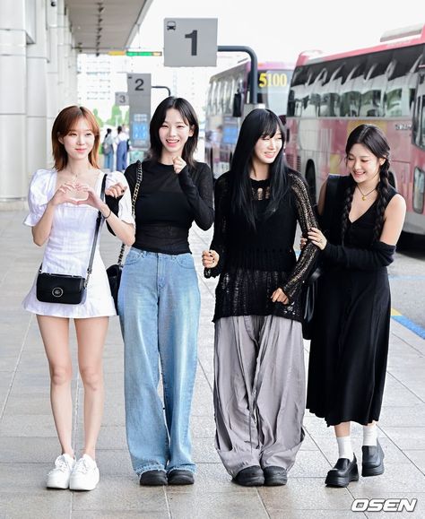 all cuties New Era Outfit, Super Power Girl, Airport Fashion Kpop, Outfit Korean, Tokyo Dome, Black Mamba, Kpop Fashion Outfits, Airport Style, Airport Outfit