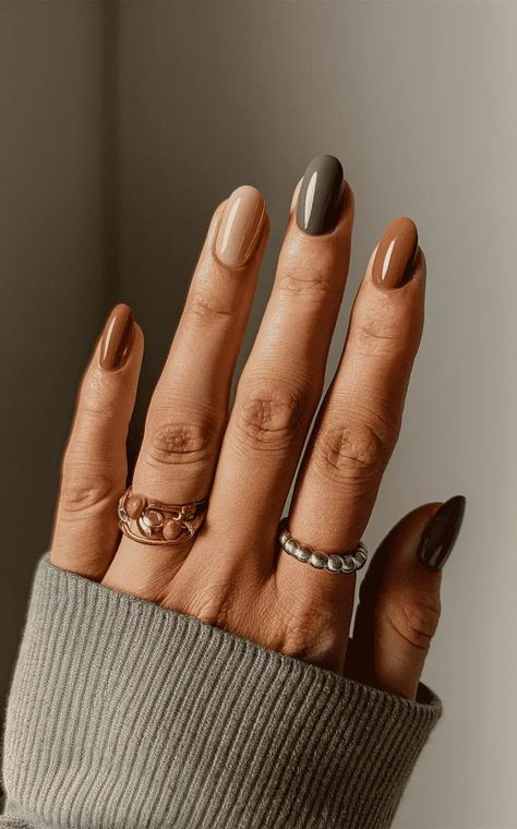 33 Wonderful Fall Nails 2024 Ideas You Need to Try October Nails Neutral, Fall Nail Cors 2024, Boho Simple Nails, Fall Round Gel Nails, Simple Fall Nails Matte, Cute Nails Autumn, Fall Chic Nails, Nail Design Fall 2024, Fall Nails Green And Brown