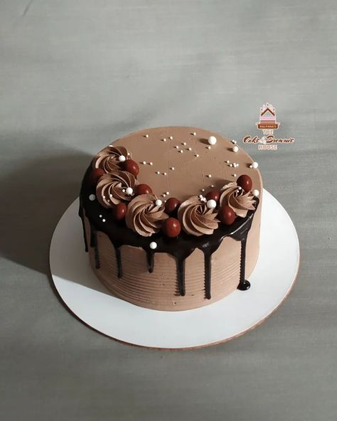 Chocolate Cake Design Aesthetic, Simple Easy Birthday Cakes, Mini Cakes Birthday Chocolate, Mini Cakes Birthday Recipe, Cake With Oreo Decoration, Simple And Easy Cake Designs, Cute Chocolate Birthday Cake, Cakes With Chocolate Decorations, Easy Cake Decorating Chocolate