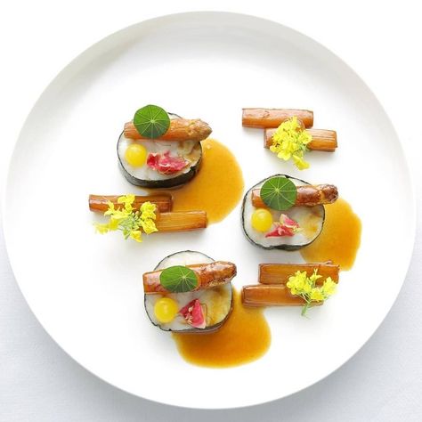 Culinary Art Trends on Instagram: “. @lionel_giraud . 📌. follow us @bestchefs_blog stay updated on the latest trends! . #chef #gastronomy #chefselection #foodiegram #culinary…” Plating Ideas Main Course, Sushi Plating, Cook Ideas, Plating Food, Plating Ideas, Dessert Plating, Food Decorations, Sushi Plate, Culinary Art