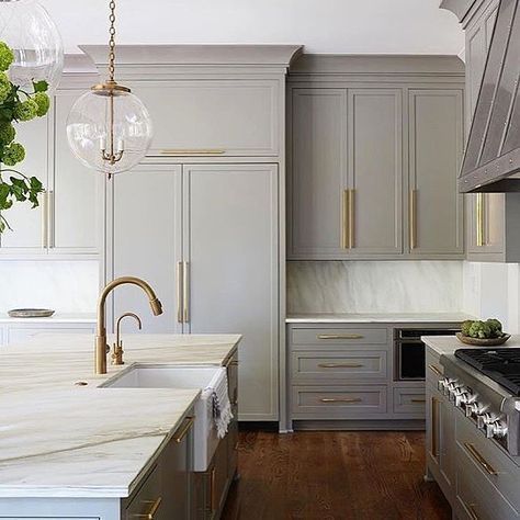 Light Gray Cabinets, Best Kitchen Design, Серая Кухня, Beautiful Kitchen Designs, Gray Cabinets, New Kitchen Cabinets, Classic Kitchen, Kitchen Cabinet Hardware, Gold Kitchen