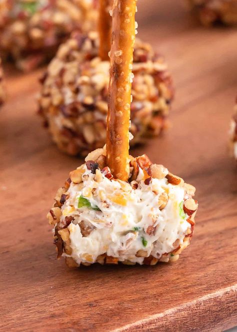 Mini Bites Appetizers, Mini Cheese Ball Bites, Mini Cheese Balls Recipe, Classic Cheese Ball, Mini Cheese Balls, Cheese Ball Recipes Easy, Cheese Ball Bites, Bake Cheese, Cream Cheese Ball