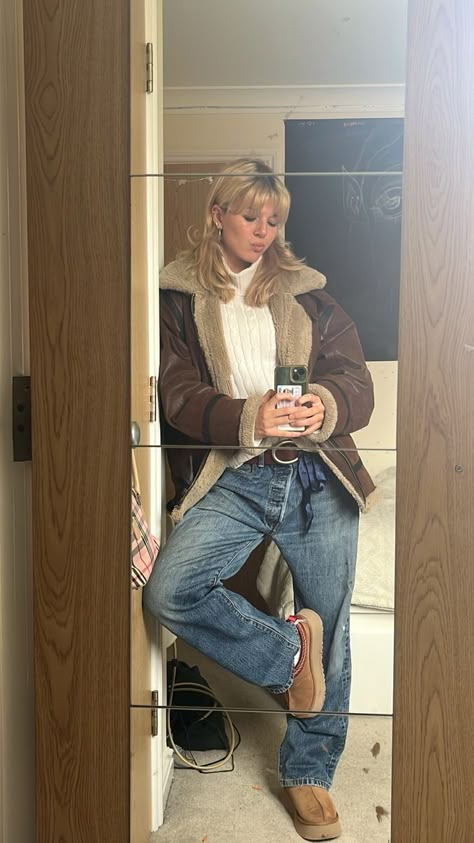 Cold Winter Outfits With Jeans, Jean Jacket And Turtleneck Outfit, Cold Nyc Outfit Casual, Winter Outfits With Turtle Neck, Brown Jacket With Fur Outfit, Swedish Fashion Aesthetic, Vintage Leather Coat Outfit, Aviator Jacket Outfit Aesthetic, Cold Winter Jacket