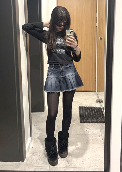 2000s Jean Skirt Outfit, Jean Skirt Black Tights, Denim Skirt Grunge Outfit, Alt Jean Skirt Outfits, Y2k Outfit With Skirt, Grunge Jean Skirt Outfits, Emo Outfits With Skirt, Grunge Denim Skirt Outfit, Short Jean Skirt Outfits Y2k