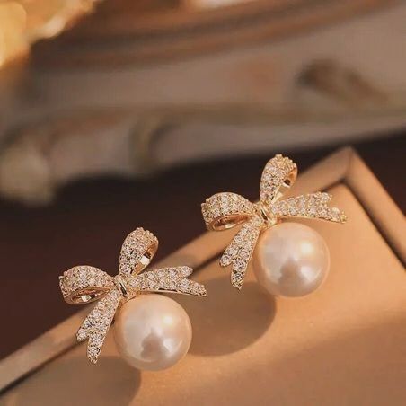 Most Trending Korean Earings 🥰🌸 All link in Highlights " Korean Earings" Follow - @tohfa_craft #earring #earrings #earringshop #earringcollection #fashion #style #koreanstyle Pearl Pendant Earrings, Pearl And Diamond Earrings, Stil Elegant, Wedding Bows, Rhinestone Bow, Jewelry Lookbook, Bow Earrings, Square Earrings, Fashion Jewelry Earrings