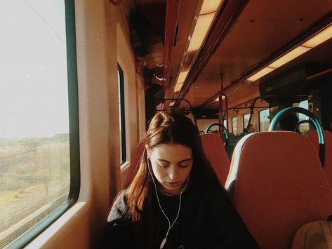 Women Photoshoot, Lady Stardust, Friends Adventures, Foto Poses, Cinematic Photography, Foodie Travel, Train Travel, Film Aesthetic, Photo Instagram