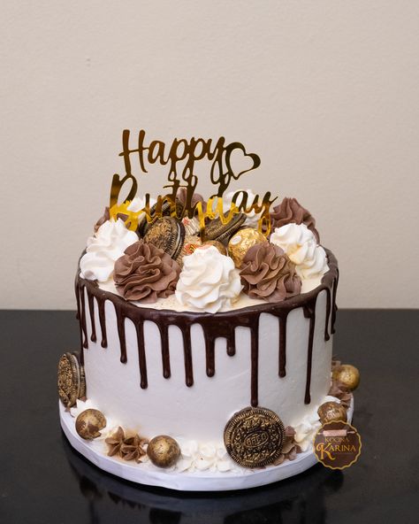 Drip Cake With Chocolates On Top, White Chocolate Cake Decoration Ideas, Simple Drip Cake Ideas Birthday, Drip Cake Hombre, Chocolate Drip Cake Decoration, Chocolate Drip Cake Ideas, Simple Male Birthday Cake, Man’s Birthday Cake, Mens Cake Ideas